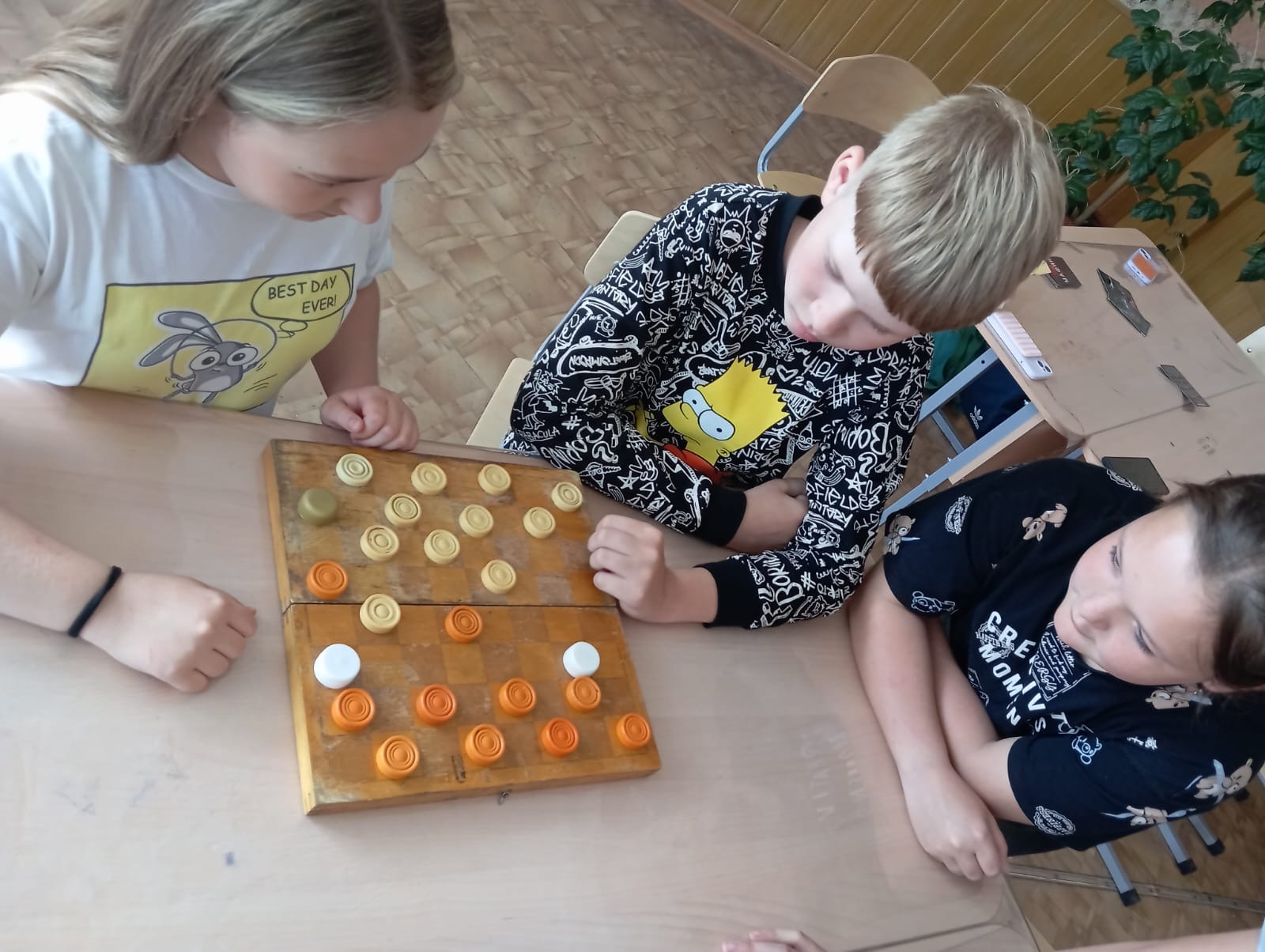 Мы играем в шашки  в пришкольном лагере &amp;quot;Непоседы&amp;quot; при МБОУ*СОШ №10*.