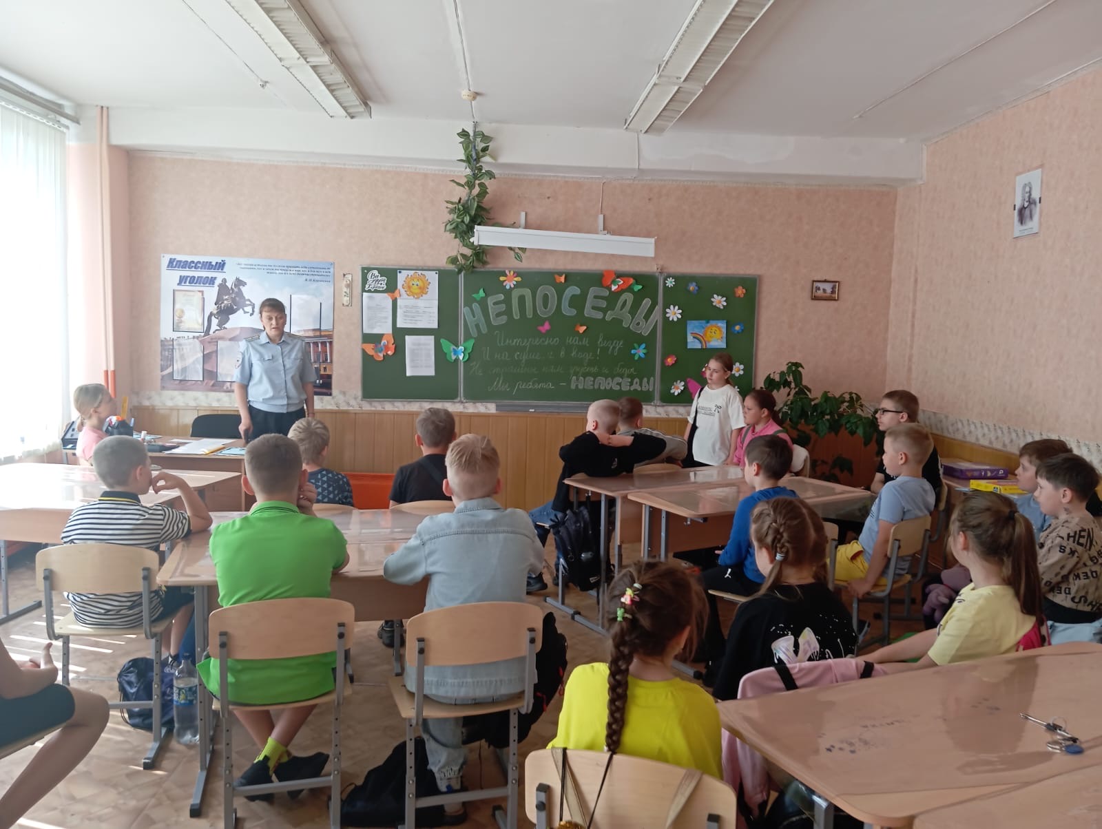 Профилактическая беседа с сотрудником полиции в нашем лагере.